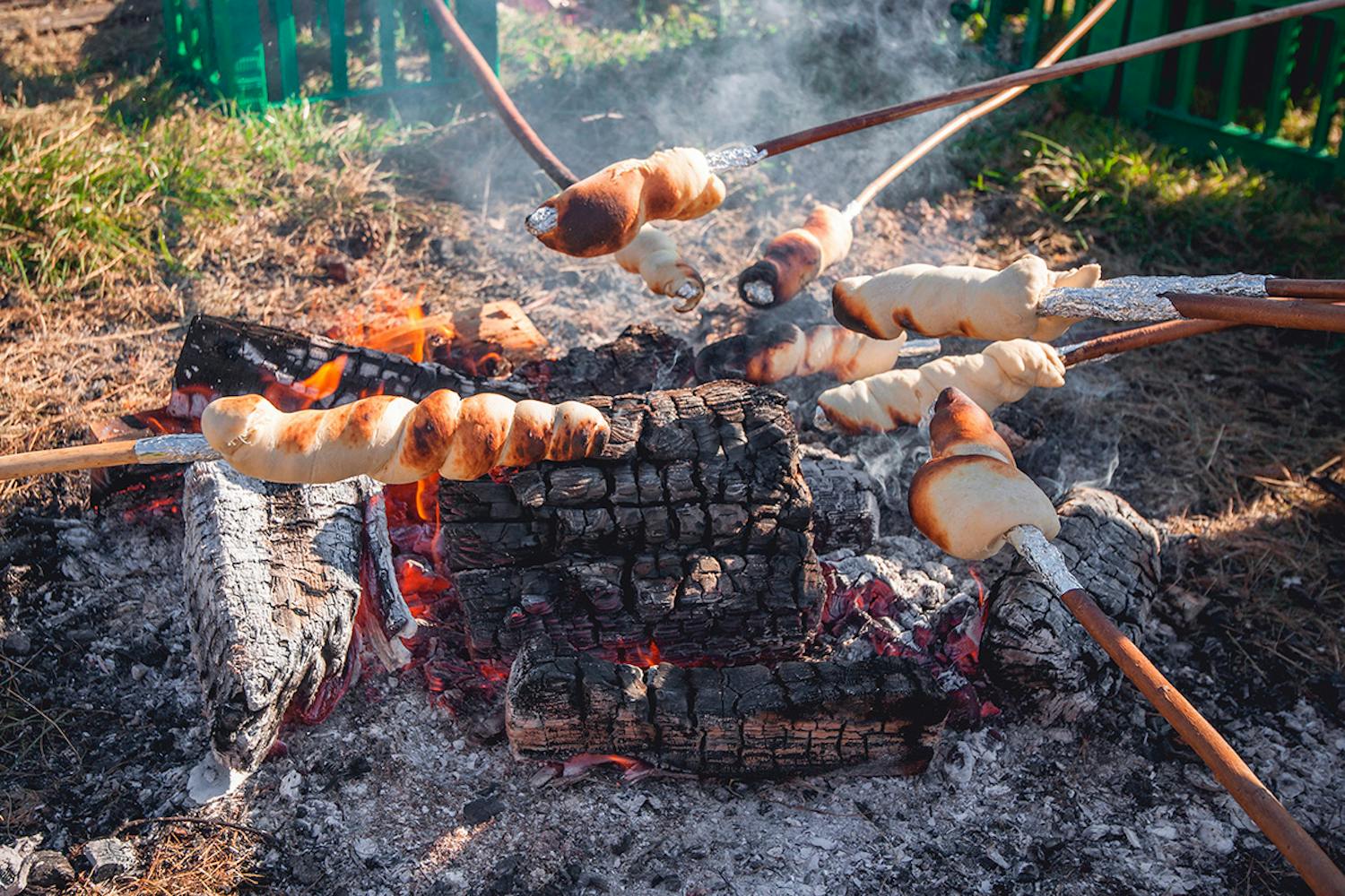 Pinnebrød over bål Pinnebrød over bål i hagen